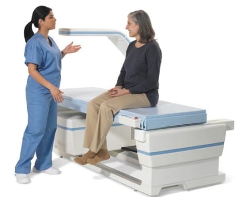 esame radiografico che quantifica la massa ossea in relazione alla densità in sali minerali (calcio) dell'osso
