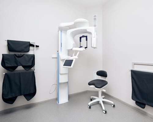 sono immagini a raggi X che mostrano la struttura interna del dente, inclusi i denti, le radici, le ossa mascellari